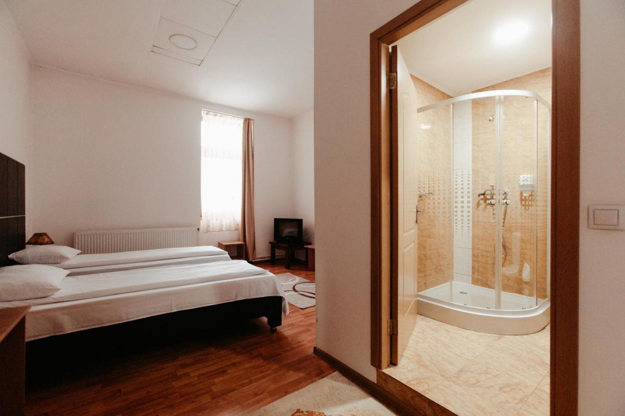 Casa Preturii Hotel Tîrgu Lăpuş Bagian luar foto